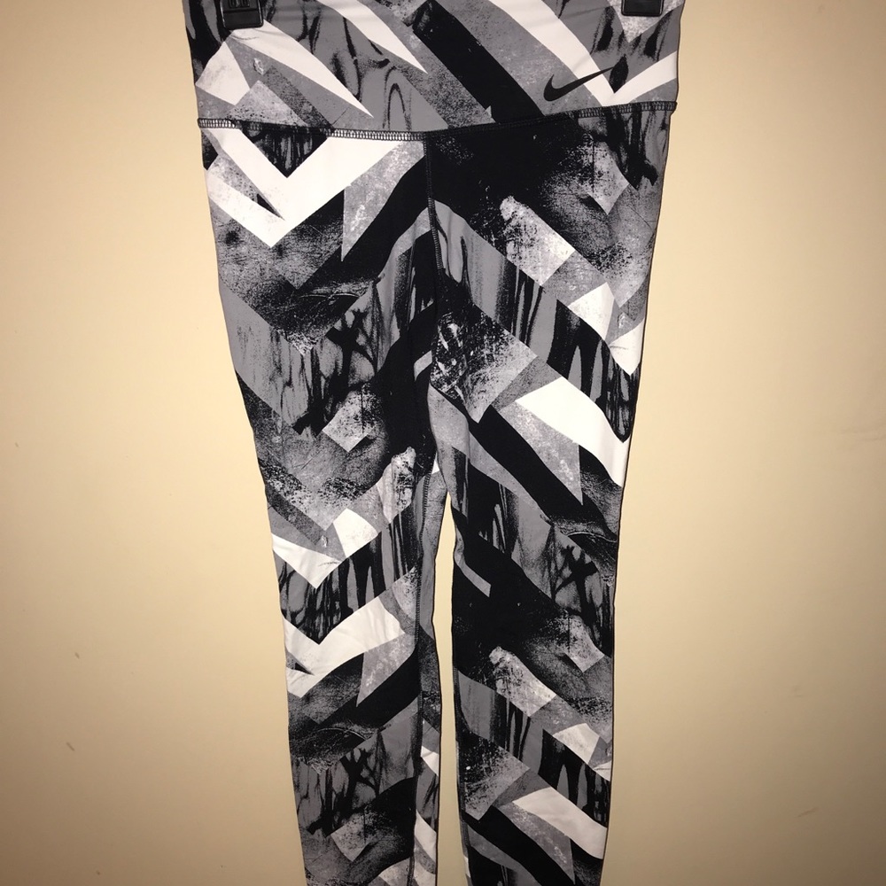 Nike leggings. Black and white pattern